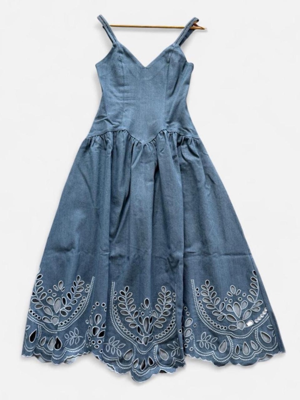 NWT TUCKERNUCK Moon River Light Blue V-Neck Eyelet Detail Midi Dress - Picture 4 of 12
